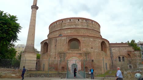 La-Rotonda-De-Galerius-En-Tesalónica-En-1590-Se-Convirtió-En-Una-Mezquita,-Llamada-La-Mezquita-De-Suleyman-Hortaji-Effendi,-Y-Se-Agregó-Un-Minarete-A-La-Estructura