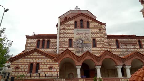 Kirche-Der-Heiligen-Charalampos-Und-Christophoros-In-Thessaloniki-An-Einem-Bewölkten,-Blühenden-Tag