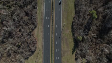 Ein-Luftbild-über-Eine-Autobahn-Auf-Long-Island,-Ny-An-Einem-Sonnigen-Tag