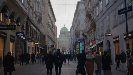 Touristen-Genießen-Am-Neujahrstag-2023-Luxuseinkäufe-In-Der-Wiener-Innenstadt