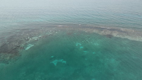 Wellen-Brechen-Am-Korallenriff-Vor-Der-Küste-Des-Jamaikanischen-Tropischen-Klaren-Meerwassers