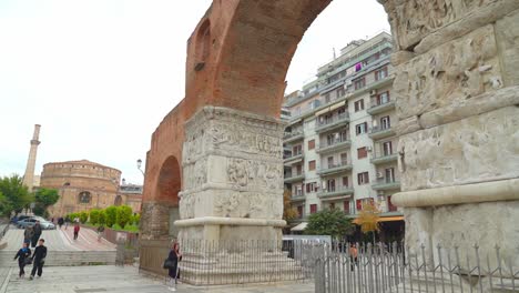Menschen-In-Der-Nähe-Von-Ruinen-Des-Bogens-Von-Galerius-Oder-Kamara-In-Der-Stadt-Thessaloniki