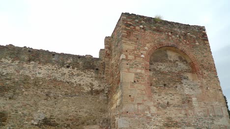 Akropolismauern-In-Thessaloniki-1988-Wurden-Die-Mauern-Als-Teil-Der-Frühchristlichen-Und-Byzantinischen-Monumente-Von-Thessaloniki-In-Die-Unesco-liste-Des-Welterbes-Aufgenommen