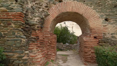 Kleiner-Eingang-Durch-Akropolismauern-In-Thessaloniki