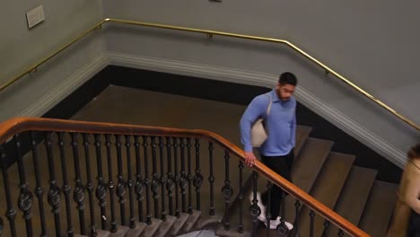 Bajando-Las-Escaleras-Dentro-Del-Museo-Victoria-And-Albert,-Londres,-Reino-Unido