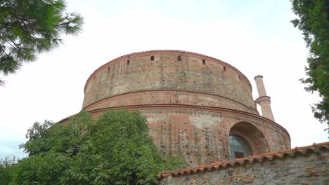 The-Rotunda-of-Galerius-in-Thessaloniki-also-known-as-the-Rotunda-of-Saint-George,-is-125m-northeast-of-the-Arch-of-Galerius