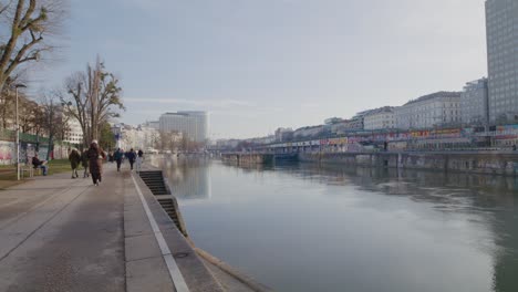 El-Canal-Del-Danubio-En-El-Centro-De-La-Ciudad-De-Viena-El-Día-De-Año-Nuevo-De-2023