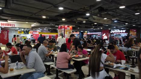 Menschen,-Die-Drinnen-Im-Einkaufszentrum-Von-Lucky-Plaza-Singapur-Speisen