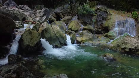 Kühle-Und-Klare-Wasserfälle-Der-Insel-Romblon-Auf-Den-Philippinen