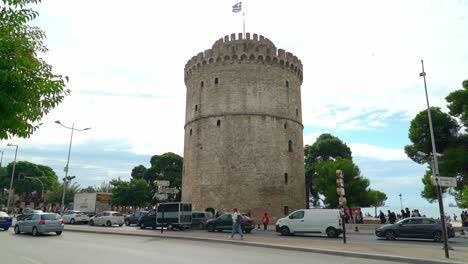 White-Tower-of-Thessaloniki-is-a-monument-and-museum-on-the-waterfront-of-the-city-of-Thessaloniki,-capital-of-the-region-of-Macedonia-in-northern-Greece
