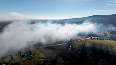 Nebel-Liegt-über-Wilkes-County-Valley-Am-Fuße-Der-Brushy-Mountains-Aerial