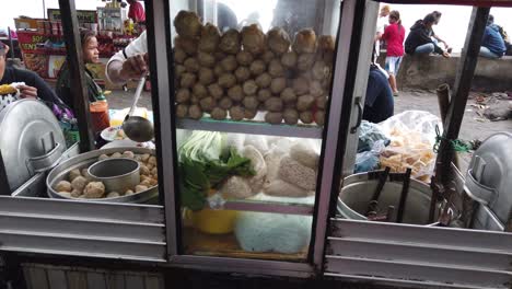 Bakso,-Indonesischer-Straßenverkäufer,-Fleischbällchen-Und-Instant-huhnnudeln,-Mie-Ayam-Serviert-Einen-Teller-In-Bali-Beach,-Saba,-Gianyar