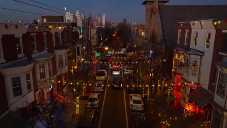 Fahren-Sie-Durch-Die-Weihnachtsbeleuchtung-In-Der-Amerikanischen-Stadt