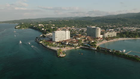 Luftaufnahme-Eines-Luxusresorts-An-Der-Küste-Von-Ocho-Rios-In-Jamaika