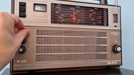 Einstellen-Der-Lautstärke-Und-Des-Klangs-Des-Retro-Transistors-Selena-B-216,-Radio-Minsk
