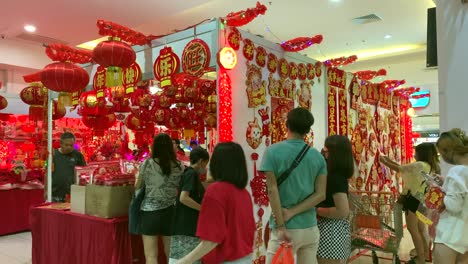 Malaysian-People-shopping-for-Chinese-Lanterns