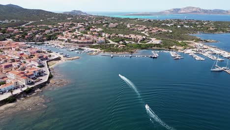 Boote-Segeln-In-Richtung-Hafen-Von-Stintino-In-Sardinien,-Italien---4k-Antenne