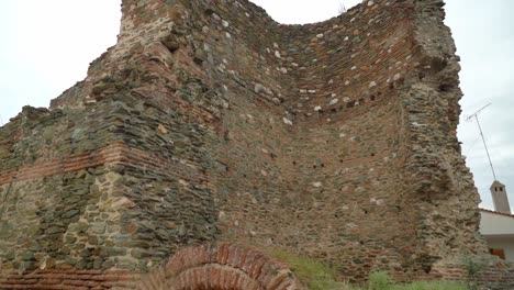 Ruinas-De-La-Torre-De-Vigilancia-De-Las-Murallas-De-La-Acrópolis-En-Tesalónica