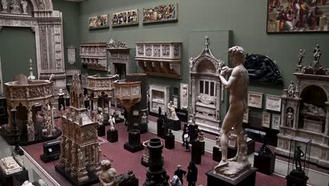 Escultura-Dentro-Del-Museo-Victoria-And-Albert,-Londres,-Reino-Unido