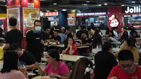 Gente-Comiendo-En-Los-Lugares-De-Comida-Dentro-Del-Centro-Comercial-De-Lucky-Plaza-En-Singapur