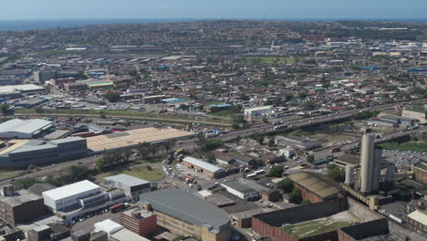 Luftdrohne-Schwenkt-über-Ein-Industriegebiet-Von-Durban,-Südafrika