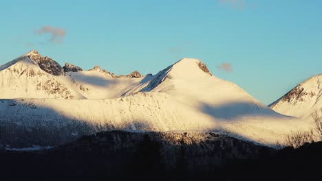 Blick-Auf-Die-Schneebedeckte-Bergkette-In-Norwegen