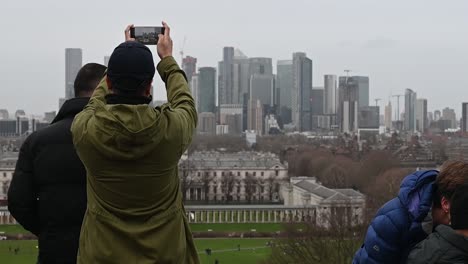 Capturing-shots-of-Canary-Wharf-from-a-Mobile-Phone-from-within-Greenwich-Park,-London,-United-Kingdom