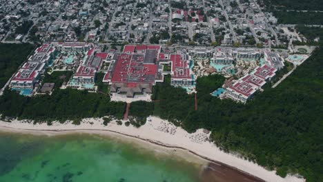 Amplia-Vista-Aérea-Del-Extenso-Resort-Paradisus-Playa-Del-Carmen-En-México