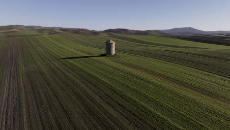 Italienisches-Silo-In-Einem-Grünen-Feld-Außerhalb-Von-Matera-Italien