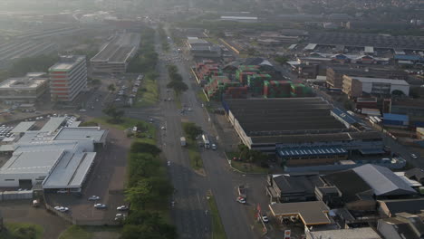 Breite-Drohnenantenne-Durch-Ein-Industriegebiet-Von-Durban,-Südafrika-Mit-Lagerhallen,-Fabriken-Und-Schiffscontainerhöfen