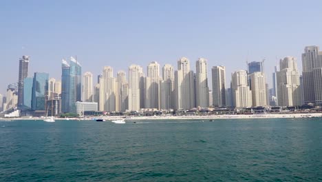 Boote-Am-Strand-In-Dubai-Mit-Wolkenkratzern-Im-Hintergrund
