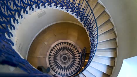 Gente-Caminando-Debajo-De-La-Escalera-Dentro-De-La-Casa-De-La-Reina-En-Greenwich,-Londres,-Reino-Unido