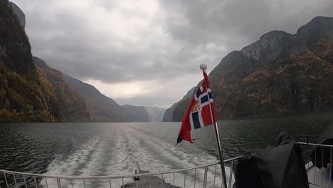 Rückansicht-Des-Schiffes-Mit-Norwegischer-Flagge,-Das-Durch-Die-Norwegischen-Fjorde-Segelt