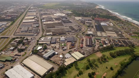 Luftdrohne-über-Einem-Industriegebiet-In-Durban,-Südafrika,-Die-Fabriken-Und-Lager-Am-Warmen-Indischen-Ozean-Zeigt