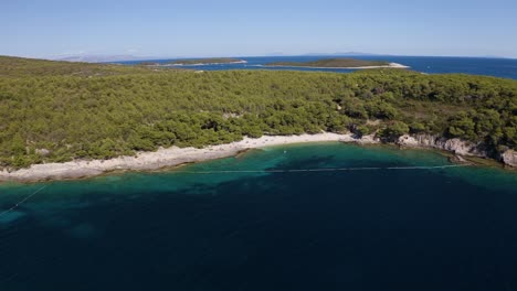 Wunderschöne-Aufnahmen-Von-Einer-Drohne-Eines-Natürlichen-Strandes-Und-Einer-Insel