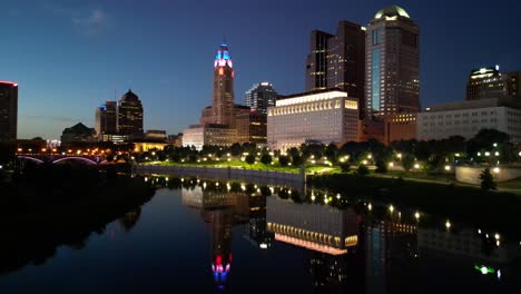 Luftiges-Weites-Stadtbild---Columbus,-Ohio---Abenddämmerung---Nebengleis