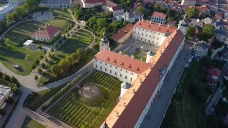 Fantastic-panorama-in-day-light-of-Kutna-Hora-in-Czech-Republic,-with-a-large-building,-a-park-and-pedestrians