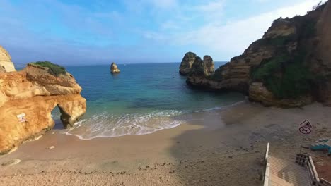 The-Ponta-da-Piedade-area-of-the-Lagos-region-in-Portugal-boasts-stunning-beauty,-with-its-beaches,-cliffs,-waves,-and-sea