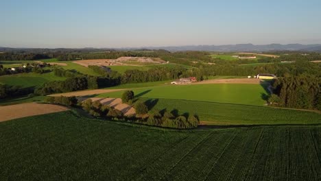 Schöne-Landschaft-Mit-Grünen-Feldern-In-österreich-Unter-Dem-Horizont-Und-Einem-Schönen-Blauen-Himmel