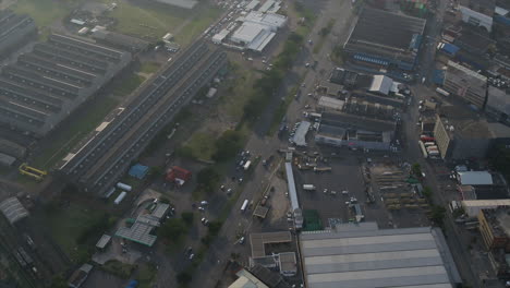 Breite-Drohne-Schoss-über-Ein-Industriegebiet-Von-Durban,-Südafrika-Mit-Lagern-Und-Fabriken