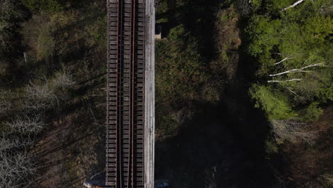 Zugbrücke-Per-Drohne-über-Einen-Fluss