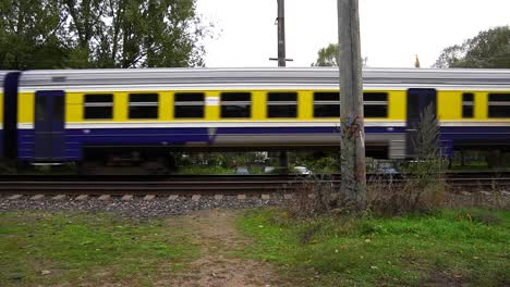 Plataforma-En-La-Estación-De-Tren-Principal-De-Letonia-Con-Tren-De-Entrada-Y-Estación-De-Salida