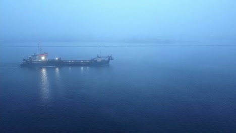 Drohnenansicht-Von-Containerschiffssegeln-Im-Seenebel