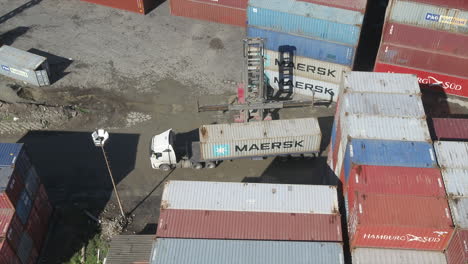 Ein-Containerstapler,-Der-Einen-Transportbereiten-Versandcontainer-Auf-Einen-LKW-Lädt