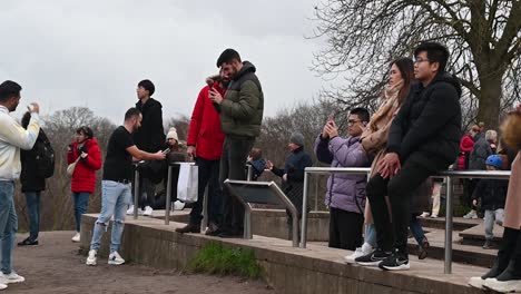 People-taking-pictures-from-the-top-of-Greenwich-Park,-London,-United-Kingdom