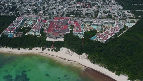 Aufsteigende-Luftaufnahme-Eines-Weitläufigen-Resorts-Vor-Der-Küste-Mexikos