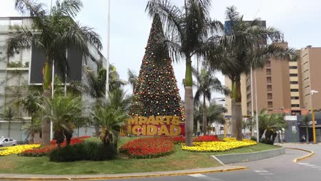 árbol-De-Navidad-En-Medio-De-Una-Rotonda-Rodeada-De-Palmeras-Y-Arreglos-Florales
