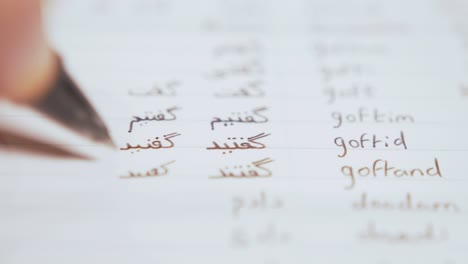 Escribir-Verbos-Persas-En-El-Cuaderno-Estudiando
