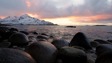 Schöne-Farben-Der-Untergehenden-Sonne-über-Dem-Fjord-Bei-Tromvik-In-Nordnorwegen