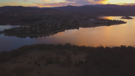 Unglaublicher-Sonnenuntergang-See-Jindabyne-Drohne-Australien-Bunte-Friedliche-Drohne-3-Von-Taylor-Brant-Film